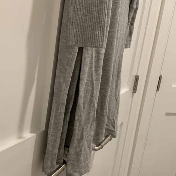 Woman’s long sweater - Picture 3 of 4